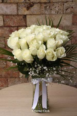 25 white rose in vase